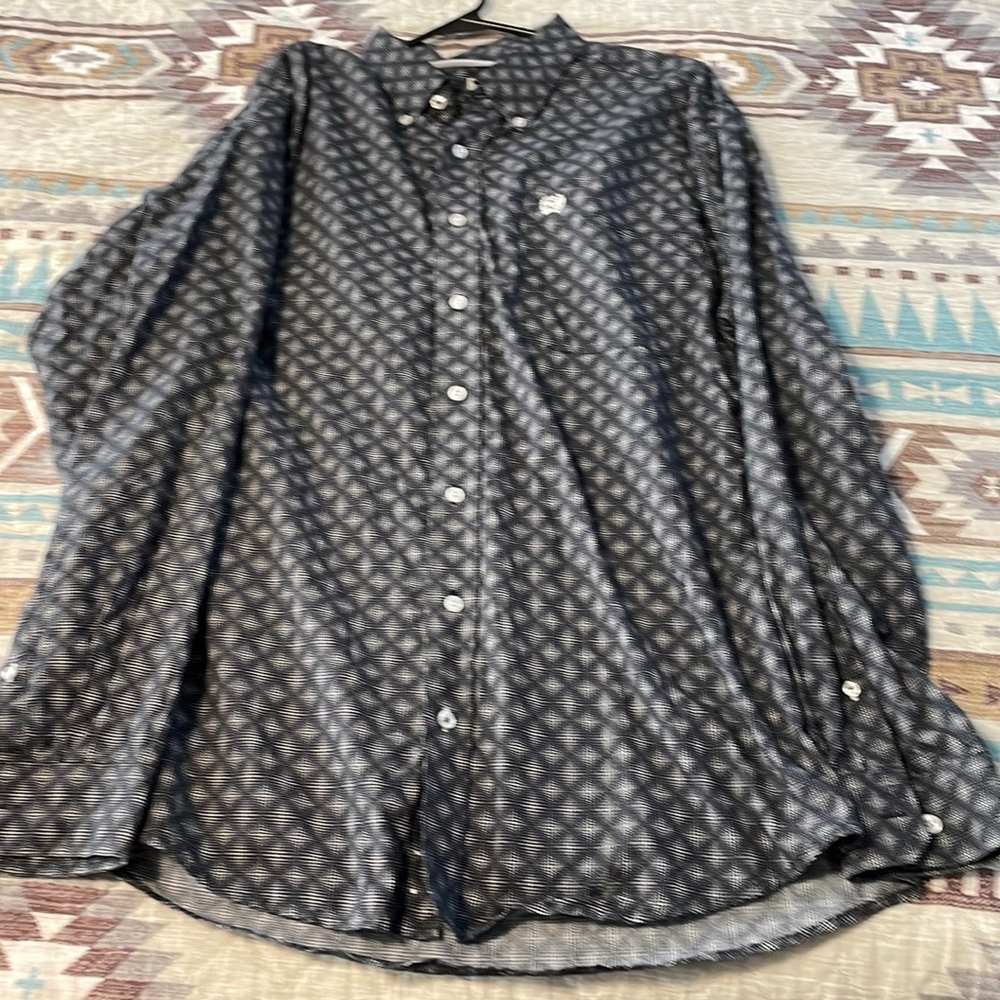 Cinch long sleeve button down. Medium